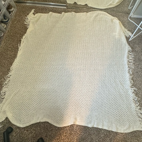 NWOT Cream Thin Decor Throw Blanket - Picture 8 of 15